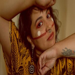 Claudia Manzo e BaianaSystem retomam parceria em single inédito da cantora chilena