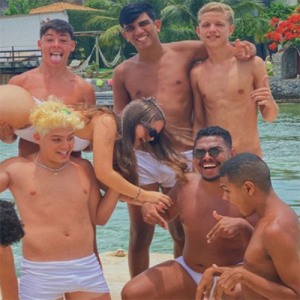 Mel Maia aparece nos braços de 8 rapazes, mas o que chama a atenção é outra coisa; veja as fotos