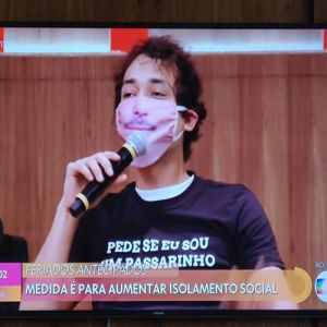 Olha só a máscara de Eduardo Sterblitch no Encontro