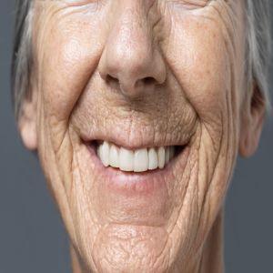 Idosa recupera parte da visão após cirurgia que implantou dente em seu globo ocular