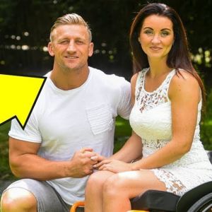 Ela foi abandonada pelo marido por estar em cadeira de rodas