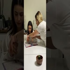 Filhos de mulher fazem a partida da mão inchada