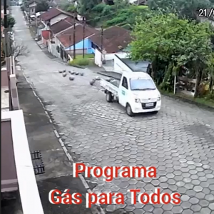 Motorista ao subir morro não repara o que ocorre em sua carroceria