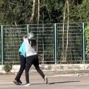 Mulher viraliza após comemorar aprovação em exame de motocicleta