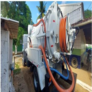 Veículo para manutenção do sistema de esgoto em Fernando de Noronha