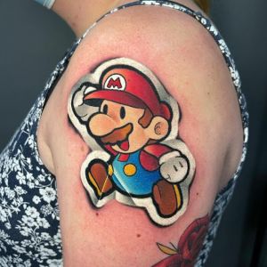 Tatuador faz tattoos que se parecem com adesivos