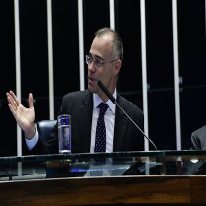 Alcolumbre não pauta Mendonça. E um velho debate sobre o STF.