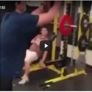 Ginasta olímpico na academia