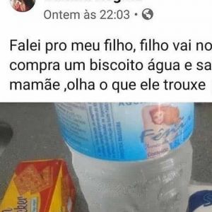 Filho vai comprar um biscoito água e sal