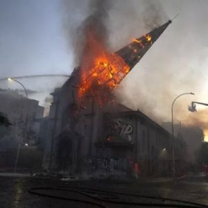 A Igreja é perseguida pela intolerância e sangra, mas não se calará