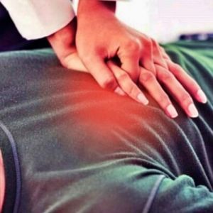 Veja o passo-a-passo para fazer a massagem cardíaca corretamente