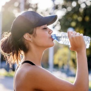 Beber pelo menos 2 litros de água por dia pode trazer muitos benefícios para a saúde