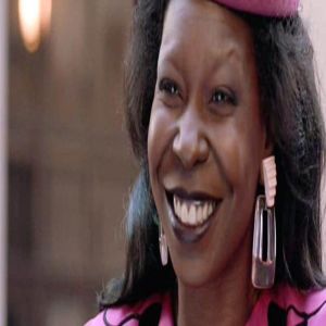 Atriz que interpretou a médium no filme ‘Ghost’ aparece aos 67 anos em foto no Instagram