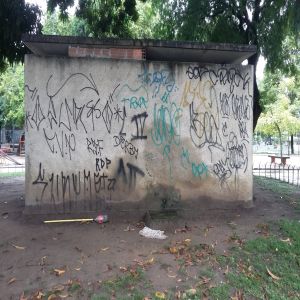 Sanitário pichado e outras mazelas