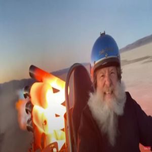 Homem anda em carro movido a 