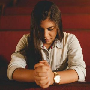 Será que rezar de joelhos faz alguma diferença? A resposta com Pe. Gabriel Vila Verde