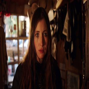 Crítica e trailer do filme She Dies Tomorrow, que discute a inevitabilidade da morte