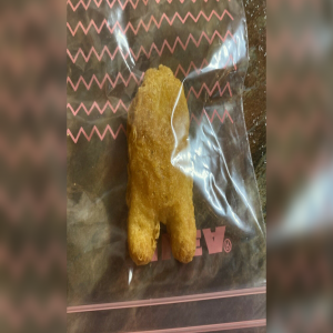 Acreditem se quiser, Nuggets com formato do jogo ‘Among Us’ é vendido por quase uns 100 mil dolares.