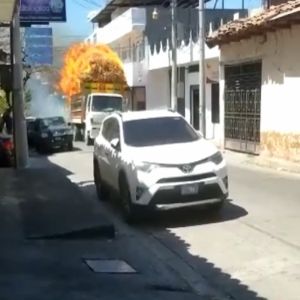 Caminhão pegando fogo em movimento