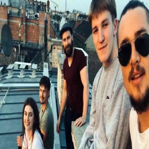 Ator de ‘The Last Kingdom’ confirma noivado em publicação no Instagram