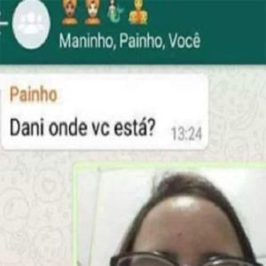 Garota estava no banheiro e envia foto por engano para o grupo da família, imagem vaza na web e reação é hilária