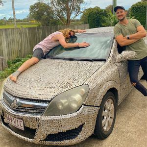 Carro coberto com moedas por dois amigos faz sucesso na internet