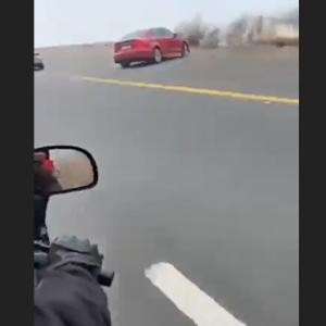 O motorista de uma limusine Audi A3 tentou ultrapassar uma motocicleta e outros carros à direita