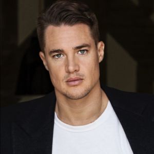 Atores de ‘The Last Kingdom’ que ficam muito diferentes quando não estão caracterizados