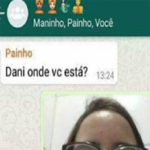Garota estava no banheiro e envia foto por engano para o grupo da família, imagem vaza na web e reação dos internautas é muito hilária