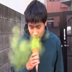 Comer este sorvete coberto de chá verde em pó é a versão japonesa do desafio da canela