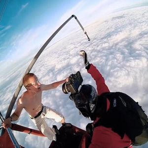 Que insano! Homem salta de balão sem paraquedas
