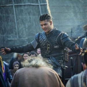 Após ‘Vikings’, ator aparece loiro e vive criminoso dinamarquês que já foi preso no Brasil