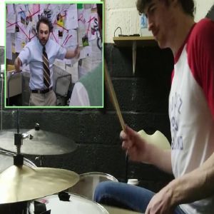 David Dockery tocando bateria de forma criativa em cena clássica de “It’s Always Sunny in Philadelphia”