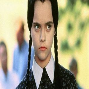 Ela já é mãe de 2 filhos! Veja como está a Wandinha Addams atualmente