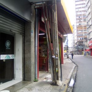 Poste torto e perigoso no Recife