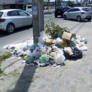Poste virou ponto de lixo há anos  