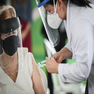 No Recife começa a vacinação dos idosos de 69 anos