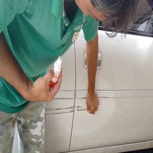 Como pode fazer para tirar uns arranhões do seu carro