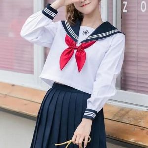 Homem Invade escola para vestir uniforme e é detido por outro homem escondido no banheiro