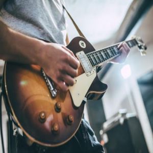15 riffs de guitarra com até duas notas ou acordes
