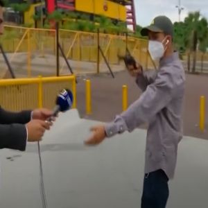 Repórter é assaltado durante transmissão ao vivo