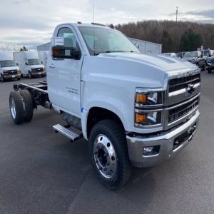 Veja como é feito a montagem de caminhões. 