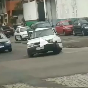 Calanguno O Fiat Uno foi encontrado andando de lado após o acidente