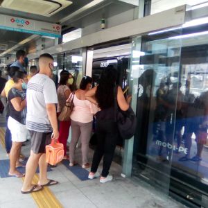 Filas enorme para tomar ônibus