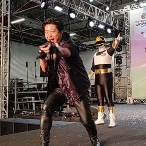 Diogo Miyahara cantando músicas tema de abertura de animes e séries dos anos 90 no Festival do Japão. Confira!