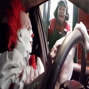 Assustando as pessoas com um palhaço assassino