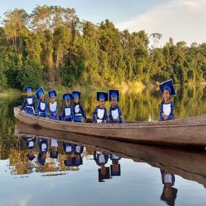 Confira a linda sessão de fotos da alfabetização de crianças ribeirinhas no Amazonas