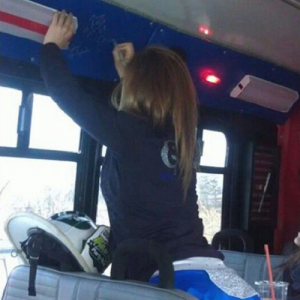 Peguei uma mulher riscando o ônibus todo, agora não sei se...