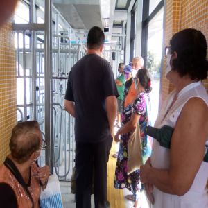 Fila de espera em estação de ônibus