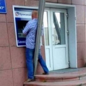 36 pessoas com posições estranhas em público